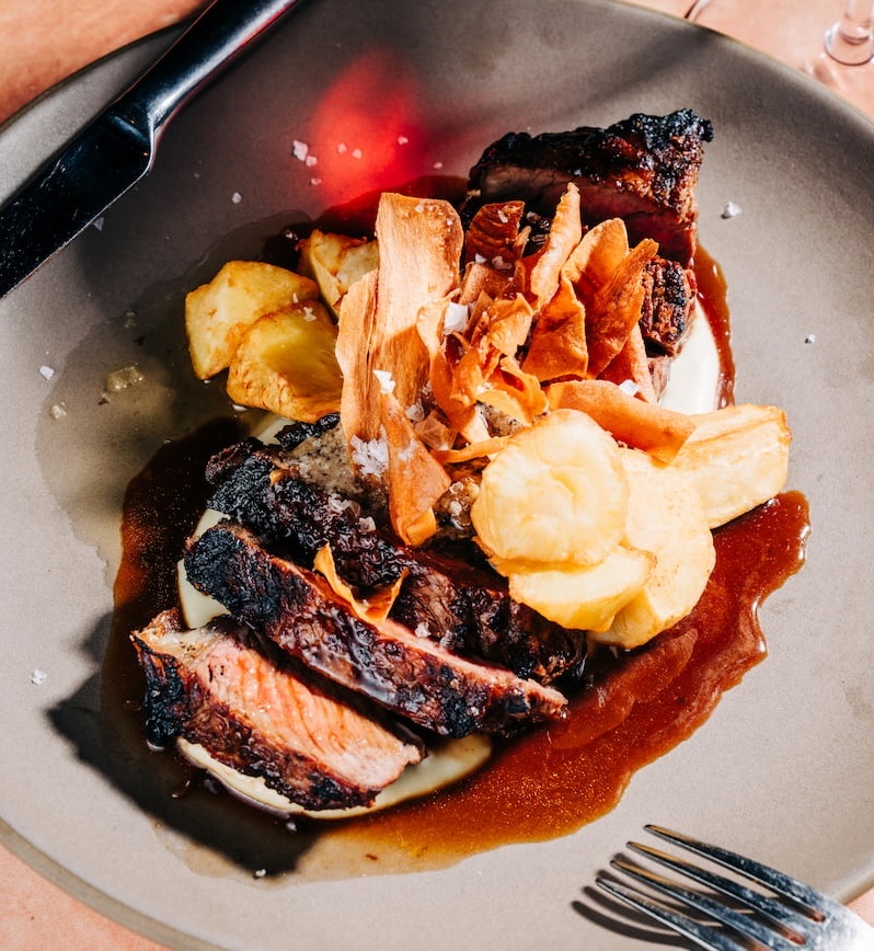 Seed-oil-free seared steak with potato purée and red wine jus at Stone House catering